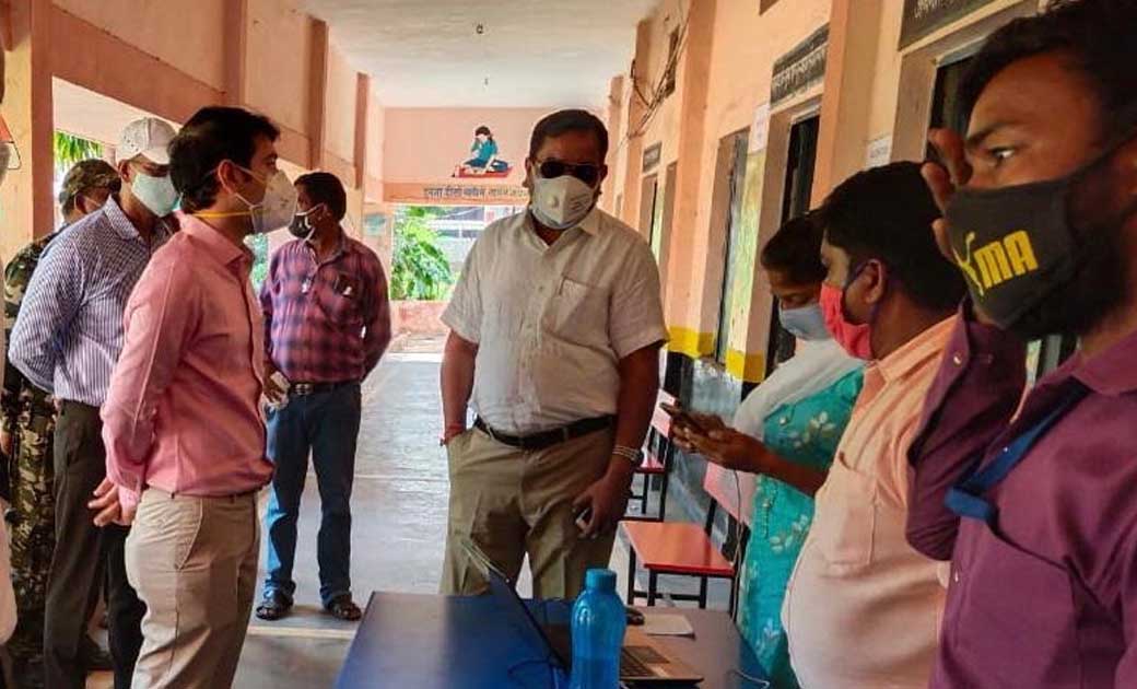 महासमुंद : कलेक्टर सिंह ने टीकाकरण केन्द्रों का किया निरीक्ष... - CG Sandesh