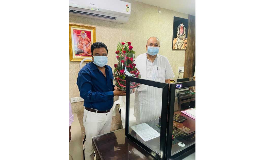 बागबाहरा : कृषि मंत्री रविंद्र चौबे को जन्मदिन की बधाई देने के लिए पहुंचे संसदीय सचिव