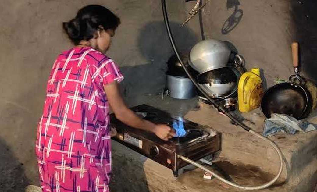 जशपुर : जिले में बायोगैस संयंत्र स्थापित होने से ग्रामीणों क... - CG Sandesh