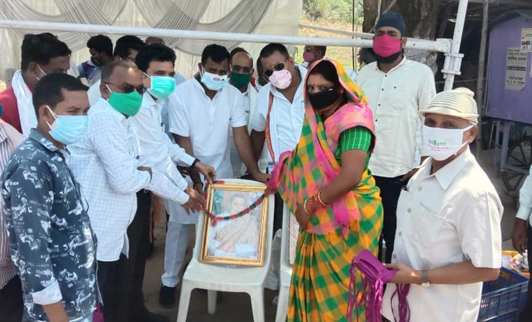 पूर्व प्रधानमंत्री राजीव गांधी की पुण्य तिथि पर बागबाहरा कांग्रेस कमेटी के द्वारा श्रद्धांजलि अर्पित।