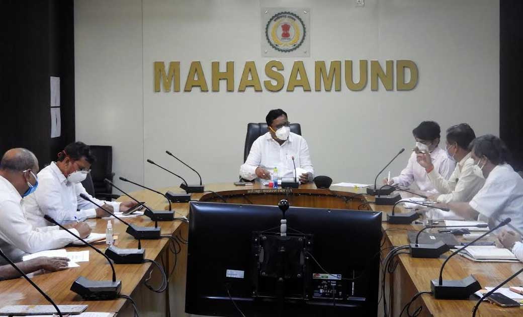 महासमुंद  प्रगतिरत् निर्माण कार्यो में गति लाएं: कलेक्टर  डो... - CG Sandesh