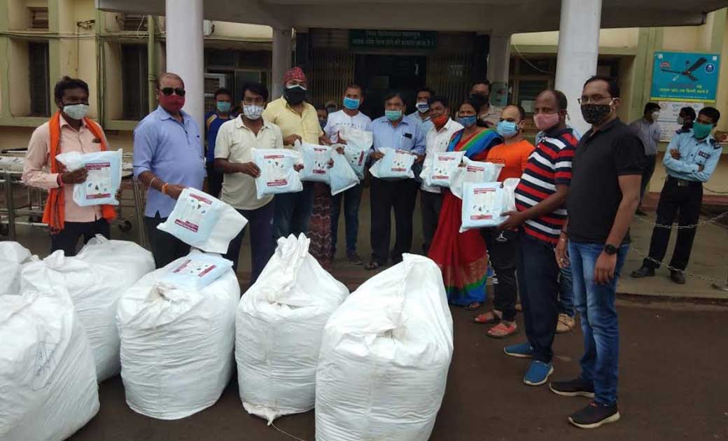 महासमुंद : जिला चिकित्सालय को 300 नग पीपीई किट मिला - CG Sandesh