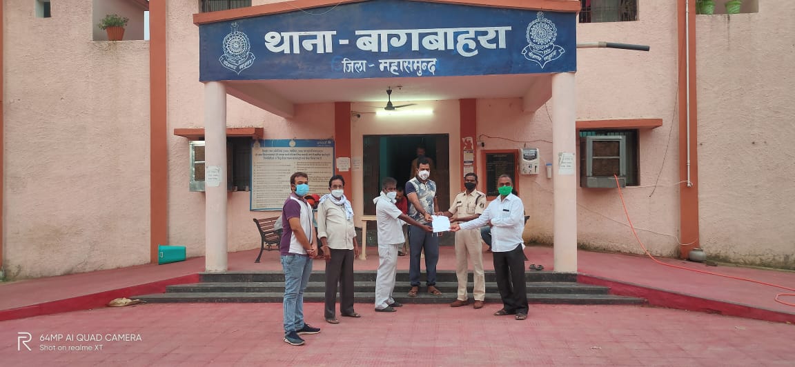 बागबाहरा : भाजपा के प्रवक्ता संबित पात्रा, राष्ट्रीय अध्यक्ष जेपी नड्डा, बीएल संतोष तथा स्मृति ईरानी सहित राष्ट्रीय पदाधिकारियों के खिलाफ एफ आई आर दर्ज कराने बागबाहरा थाना पहुंचे ब्लॉक कांग्रेस कमेटी बागबाहरा के पदाधिकारी।