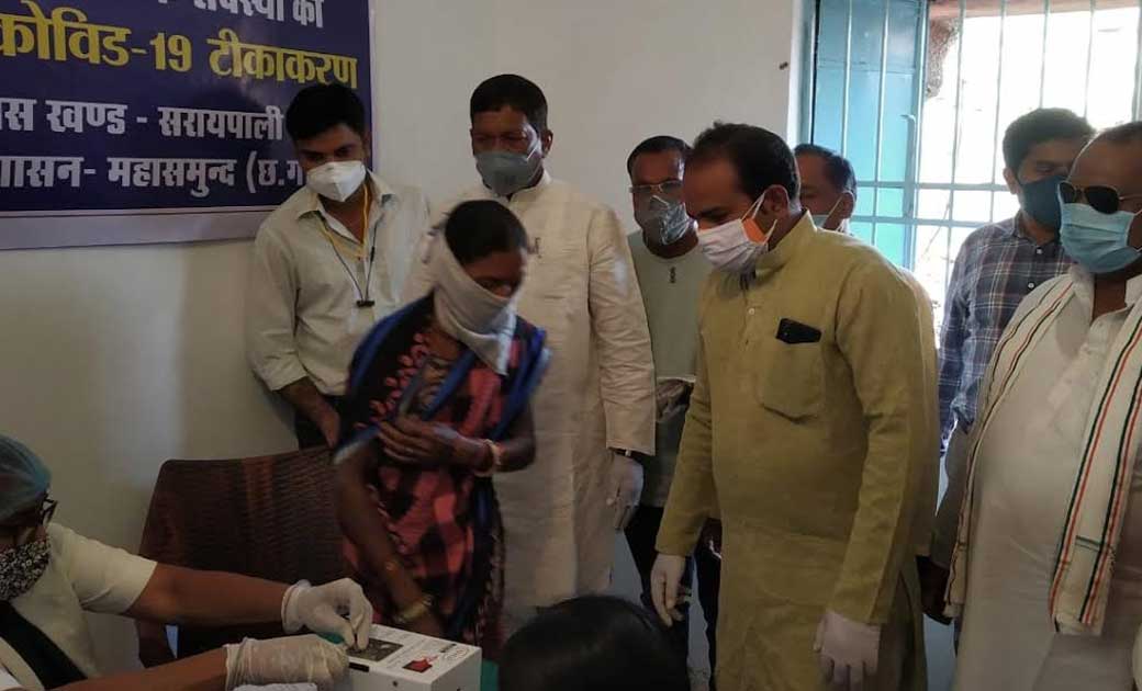 महासमुंद : 18 साल से अधिक उम्र के लोगों को लगी वैक्सीन, टीका... - CG Sandesh