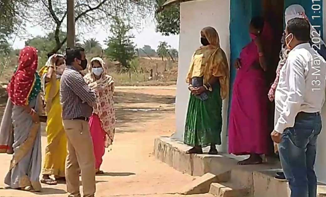 नायब तहसीलदार  राममूर्ति दीवान व सरपंच नंद कुमार निषाद ने घर घर जा कर लोगो को टीका लगाने के लिए किया प्रेरित