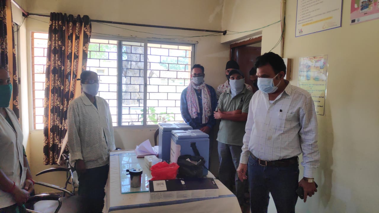 बागबाहरा : प्रवासी मजदूरों के लिए बने क्वारंटाइन सेंटर के निरीक्षण के लिए कोमाखान पहुंचे संसदीय सचिव। टीकाकरण केंद्र का भी लिया जायजा।