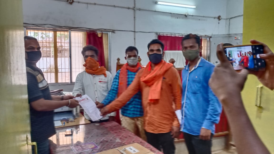 कांकेर : किसानों के खेतों में लाल पानी की समस्या को लेकर शिवसेना ने प्रेषित किया ज्ञापन, किसानों को जमीन का मुआवजा व खदान में नौकरी देने की भी मांग