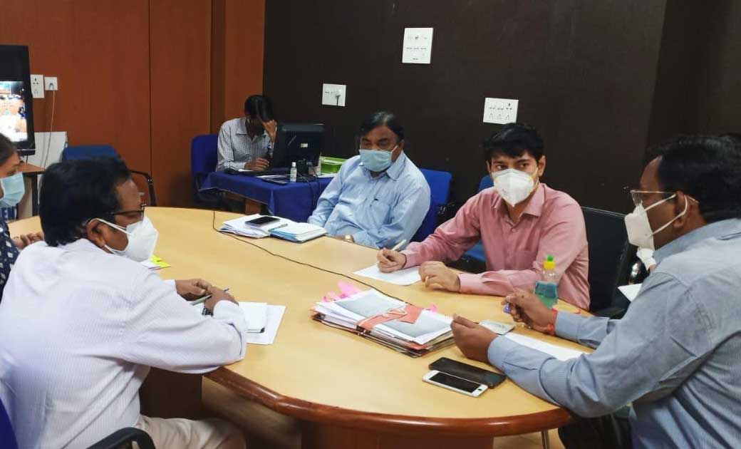 कलेक्टर ने ली एसडीएम जनपद सी.ई.ओ., बी.पी.एम., बी.एम.ओ. की वी... - CG Sandesh