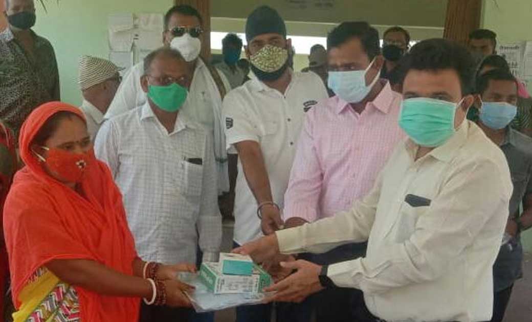 नगर पालिका बागबाहरा में मितानिनों को पीपी किट एवं आवश्यक उपकरण के साथ दवाई किट किया गया वितरित।