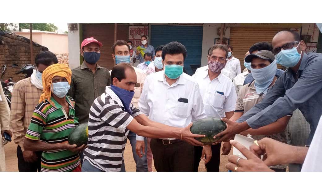 कोमाखान : पूर्व प्रधानमंत्री राजीव गांधी की पुण्य तिथि पर ब्लॉक कांग्रेस कमेटी कोमाखान  के द्वारा श्रद्धांजलि अर्पित।