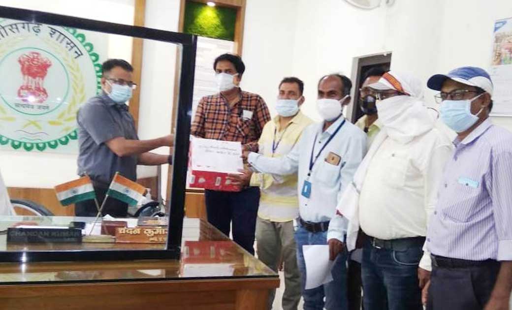 कांकेर : टीचर्स एसोसिएशन ने जिला प्रशासन को 01 लाख 11 हजार रूपये का किया दान