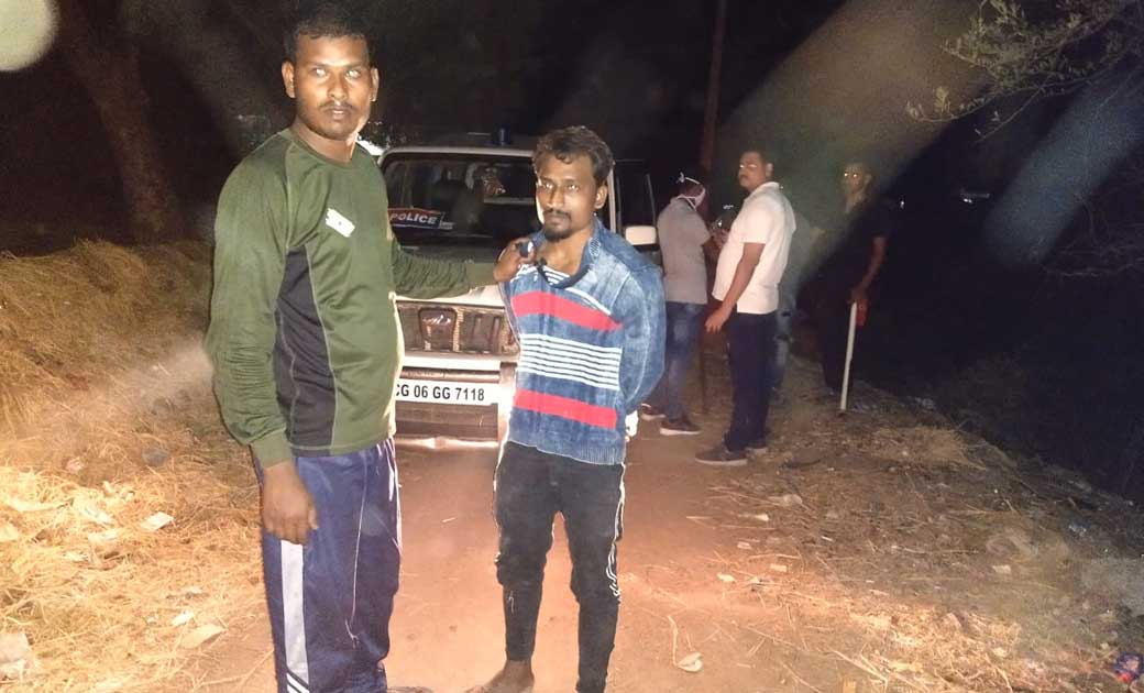 जिला जेल से दीवार फांद कर भागे  दो कैदी कोमाखान पुलिस की गिरफ्त में