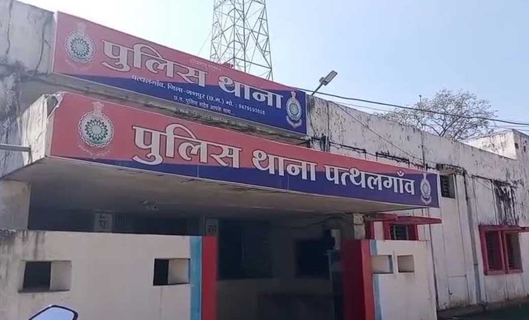 घर के बाहर खड़ी  टाटा मैजिक वाहन  की चोरी - CG Sandesh