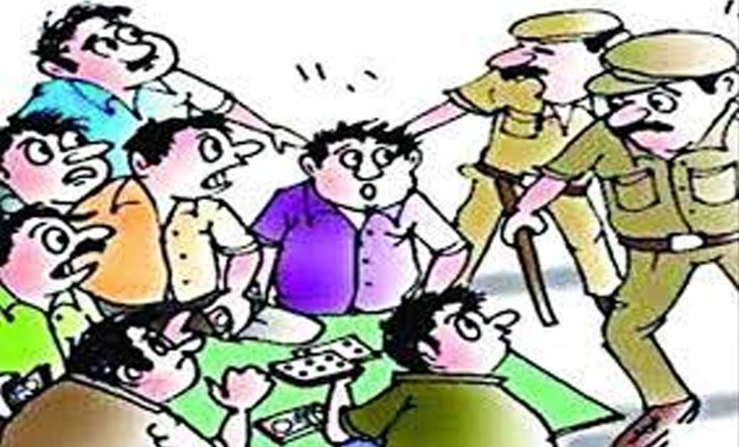 बिजली के लाईट में जुआ खेलते 7 जुआड़ी पुलिस की गिरफ्त में