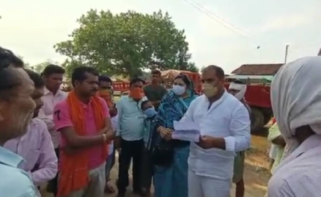 बागबाहरा : कछारडीही सहकारी समिति द्वारा 1875 रु में काट रहे थे डीएपी खाद के दाम,किसानों के बुलावे पे पहुंचे स्मिता हितेश चन्द्राकर