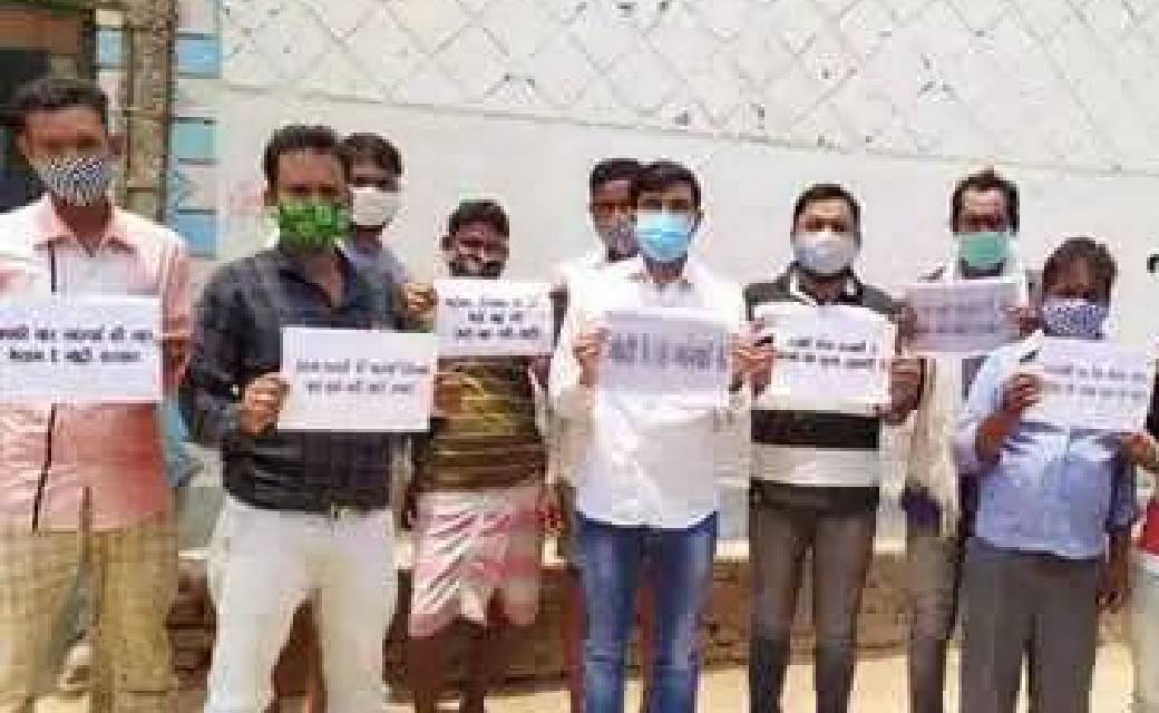पिथौरा : देश में दिनोंदिन बढ़ती महंगाई के खिलाफ कांग्रेसियों ... - CG Sandesh