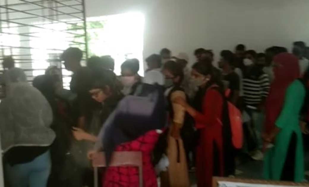 डिग्री कॉलेज,उत्तरपुस्तिका जमा करने कॉलेज में लग रही लंबी है कतार, कोरोना संक्रमण का खतरा...