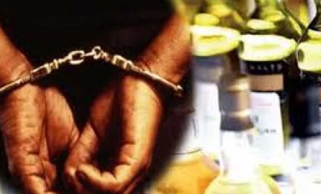 पिथौरा: कोडापारा से 32 लीटर महुआ और अंग्रेजी शराब जप्त, आरोपी गिरफ्तार 