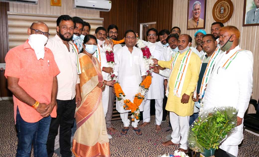 नवनियुक्त मुंगेली प्रभारी मंत्री रुद्र गुरु से मिले मुंगेली जिला के कांग्रेसी कार्यकर्ता,मुंगेली भ्रमण के लिए किया आमंत्रित....