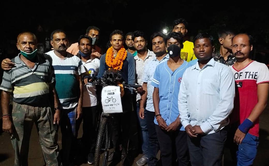 भूपेश सरकार को नींद से जगाने 1500 किलोमीटर सायकल यात्रा पर निकले नंदकिशोर वर्मा का सारंगढ़ मे हुवा भव्य स्वागत..