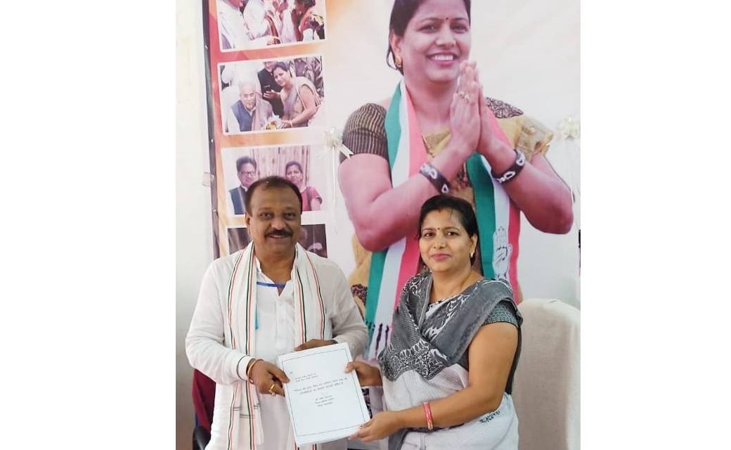 महासमुंद : जिला कांग्रेस अध्यक्ष डॉ रश्मि चंद्राकर ने अपने अभी तक के अपने कार्यकाल का रिपोर्ट प्रभारी महामंत्री कन्हैया अग्रवाल को सौंपा