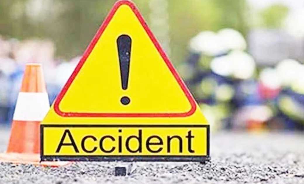 पिथौरा : शराब पीकर पत्नि से वाद विवाद कर मायके पहुँचाने के लिए लेने गया था चार पहिया वाहन, खड़ी कंटेनर से टकराकर हुई मौत.