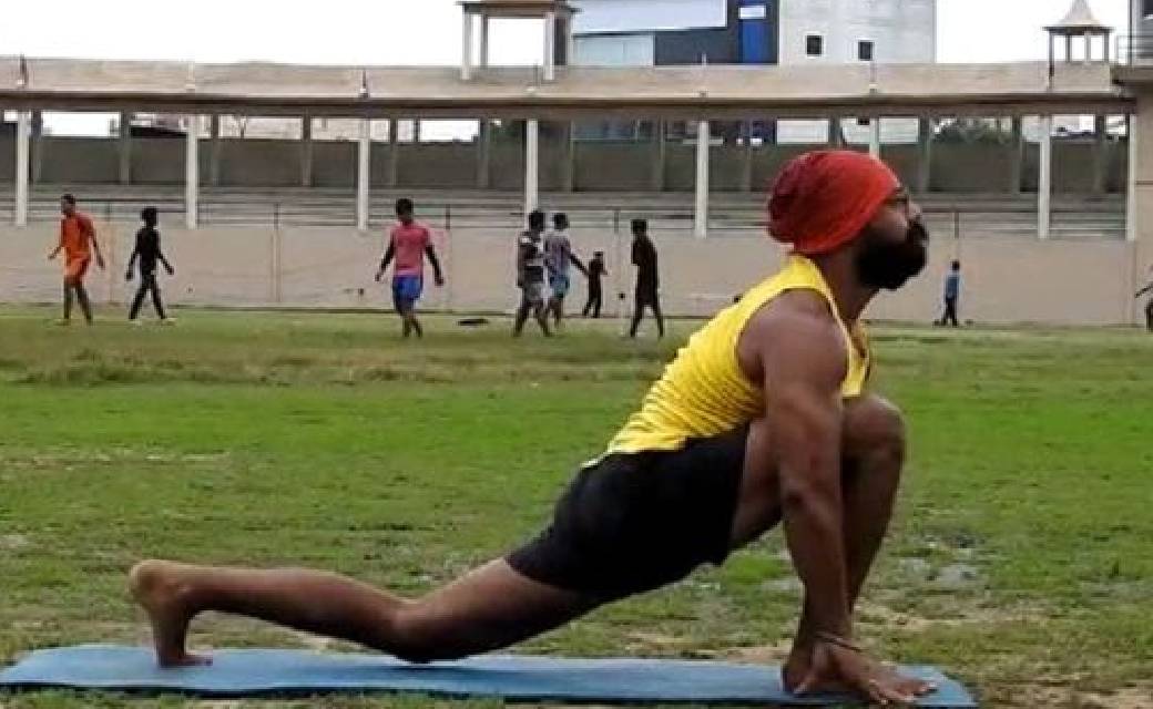 होटल मालिक से बन गए योग गुरु....खुद योग से स्वस्थ हुए तो पढ़ी कई किताबें, फिर युवकों को इकट्ठा कर देने लगे ट्रेनिंग