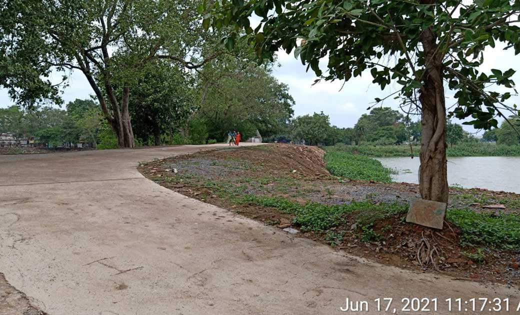 जनता का पैसा  बहकर मुडा तालाब में मिला , बिना पेंचिंग के आआन-फानन में किये काम की खुल गयी पोल..!