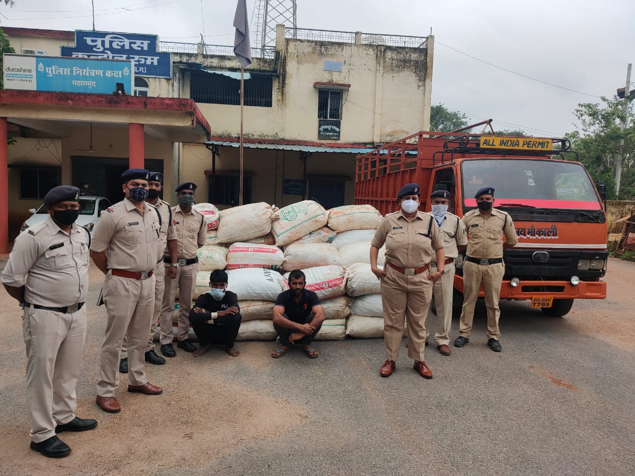 पुलिस को चकमा देने  गोभी  के नीचे  छिपाकर ले जा रहे थे गांजा... - CG Sandesh