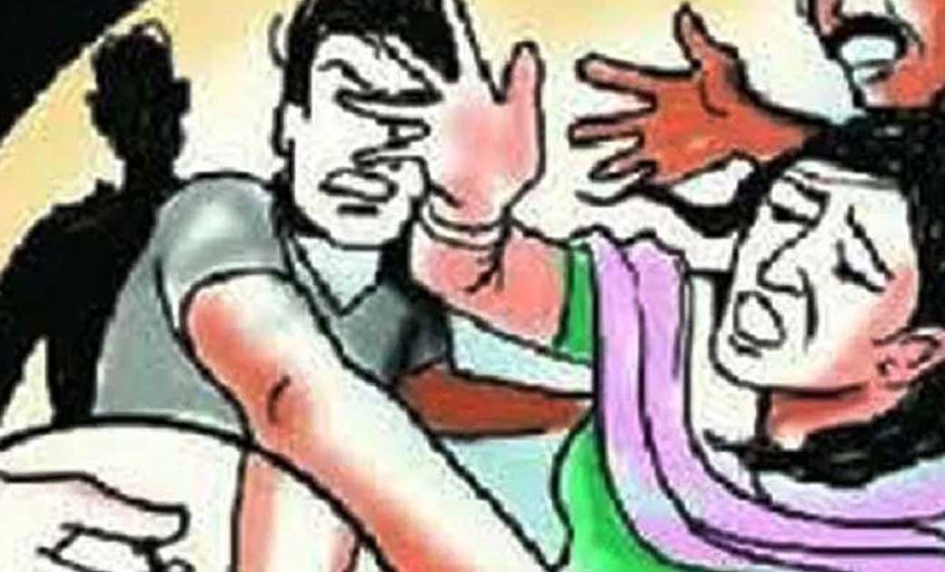 पिथौरा : कचड़ा आंगन में फेंकने से मना करने पर सास देवर ने मिलकर बहु से की मारपीट मामला दर्ज.
