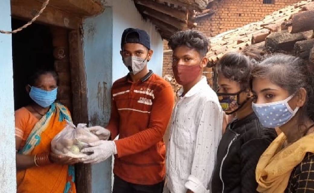 ए. बी. वी. पी.  कार्यकर्ता ने जरूरत मद लोगो को  मास्क व सूखा... - CG Sandesh