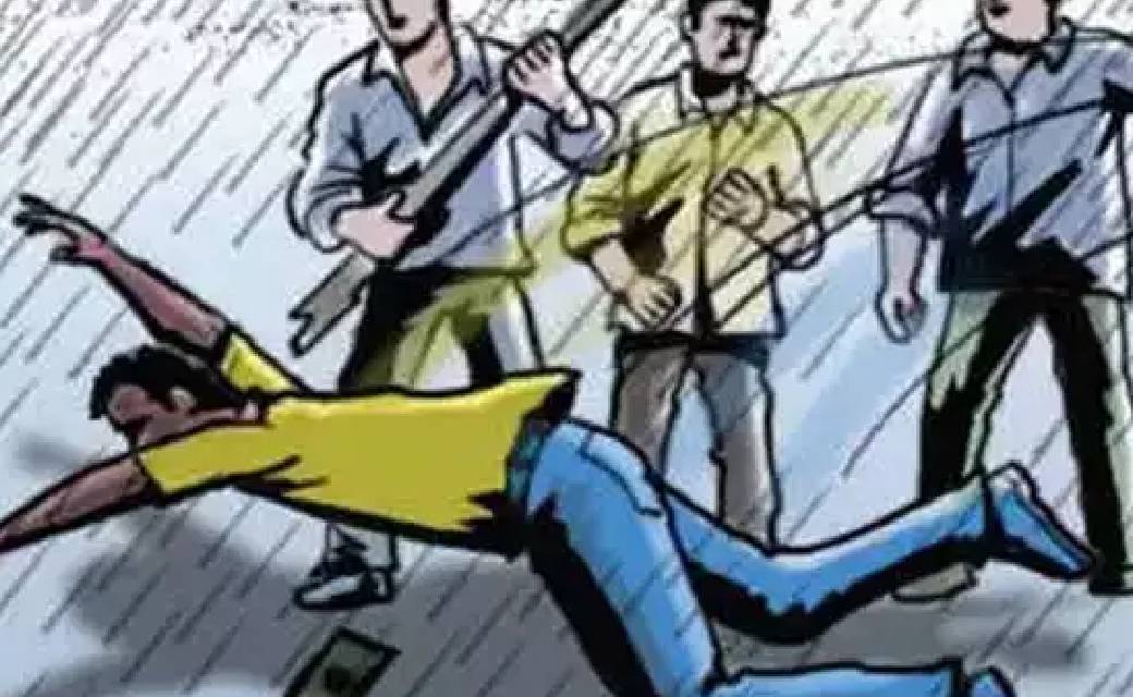 तुमगांव : घर के दरवाजे पर शराब की शीशी फोड़कर कर रहे थे गाली... - CG Sandesh