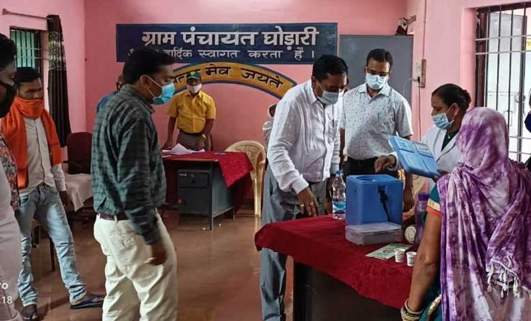महासमुंद : कलेक्टर ने घोड़ारी और बेलसोण्डा टीकाकरण केंद्रों क... - CG Sandesh