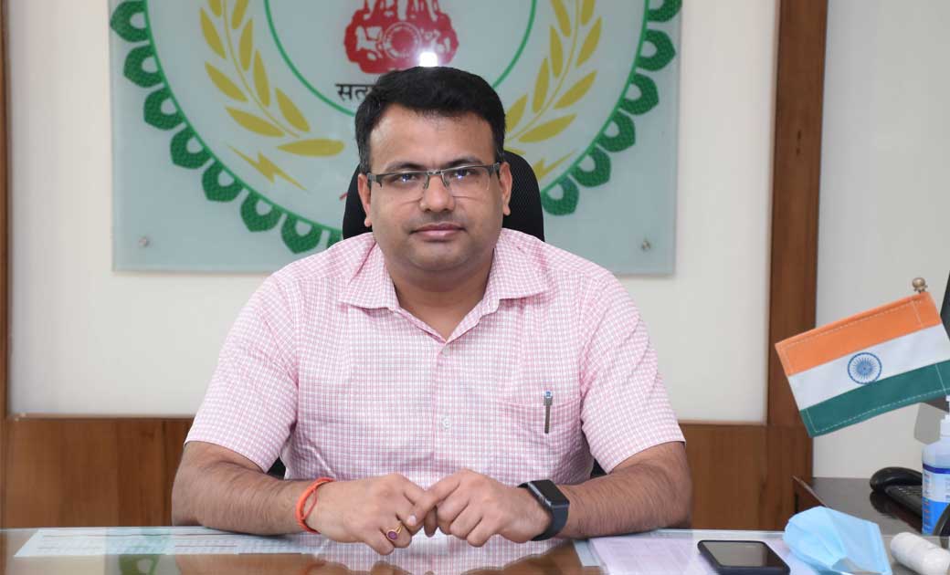 पशुपालक अपने पशुओं को खुले में न छोड़े, गौठानों में भेजें - कलेक्टर चन्दन कुमार