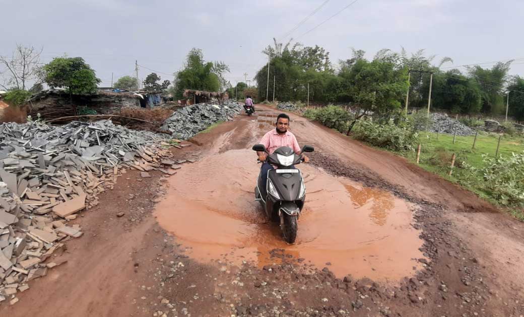 पहली बरसात के बाद सड़कों में छोटी छोटी तालाबों का हुआ निर्माण... - CG Sandesh