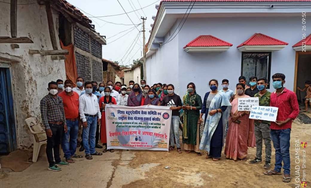 राष्ट्रीय सेवा योजना इकाई कोसीर ने टीकाकरण हेतु लोगों को किया  जागरूक...घर घर जाकर दी समझाईश...
