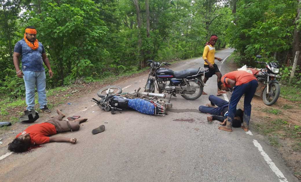 दो मोटरसायकल की टक्कर में एक की मौत और तीन घायल