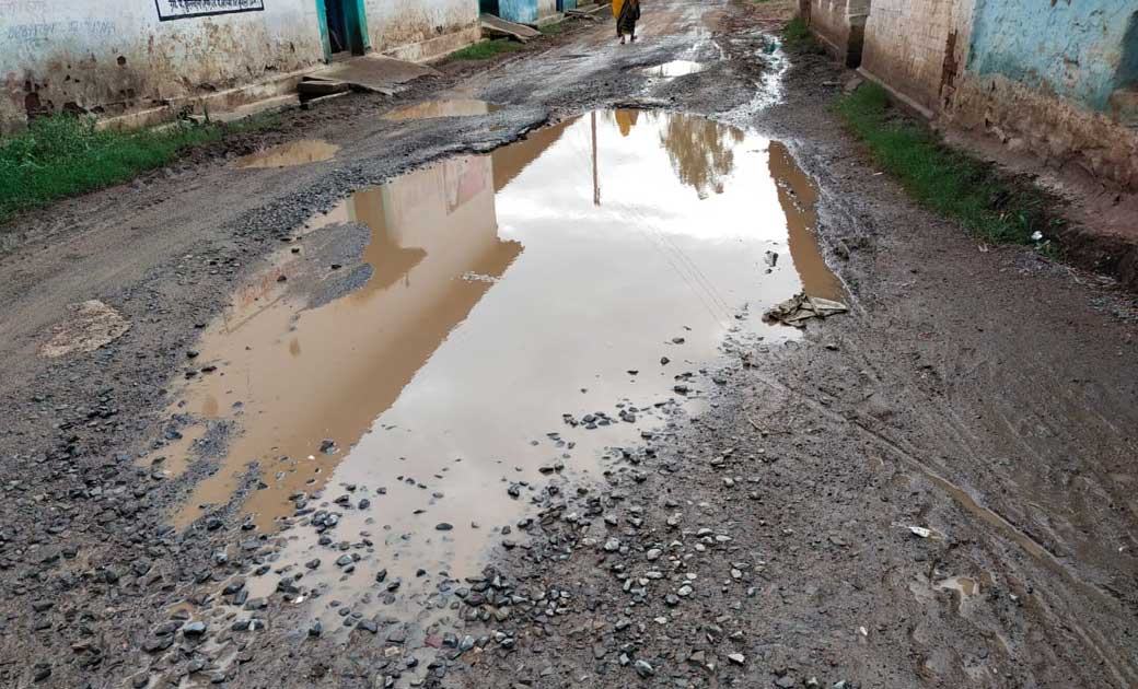 लोरमी :- लोकनिर्माण मंत्री ताम्रध्वज साहू से मुलाकात कर राष्ट्रीय युवा पुरस्कार विजेता नितेश साहू ने बताई मुंगेली के खस्ताहाल सड़को की स्थिति।
