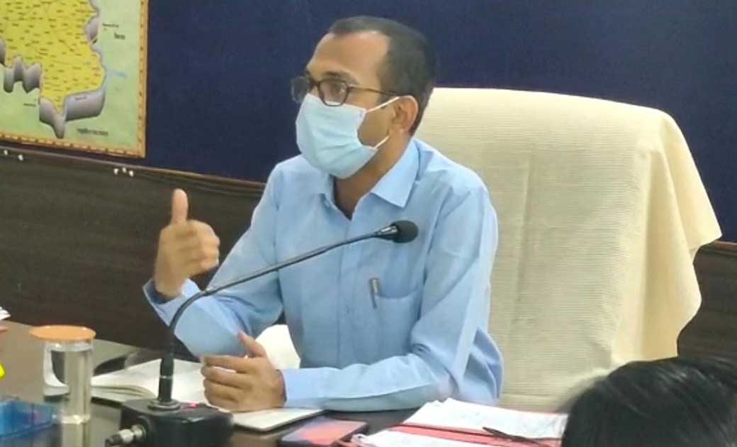 कलेक्टर अजीत वसंत ने राजस्व अधिकारियों की बैठक ली