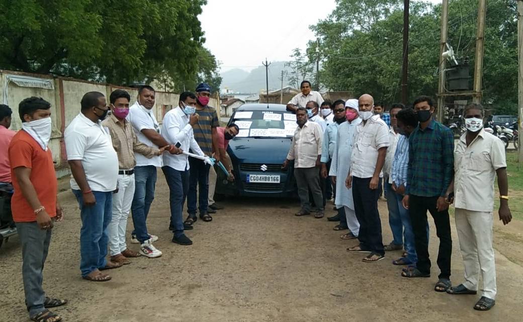 बागबाहरा : पेट्रोल डीजल की बढ़ती हुई कीमतों के विरोध में हाथों से खींची गई कार।