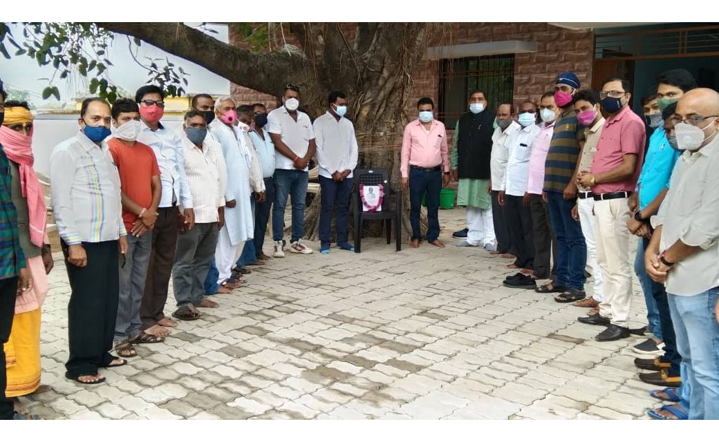 बागबाहरा : शहादत दिवस पर स्वर्गीय पंडित विद्याचरण शुक्ल को श्रद्धा सुमन अर्पित