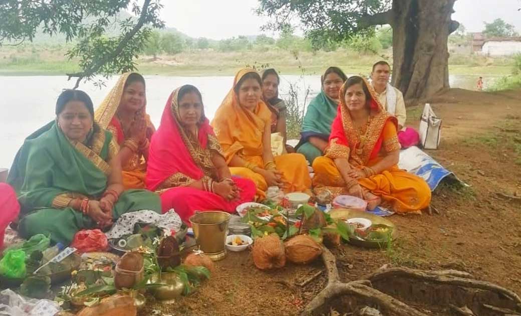 कोमाखान : सौभाग्यवति महिलाएं वट सावित्री की व्रत रख कर अपने पति की चिरायु,उन्नति सुख समृद्धि के लिए की कामना