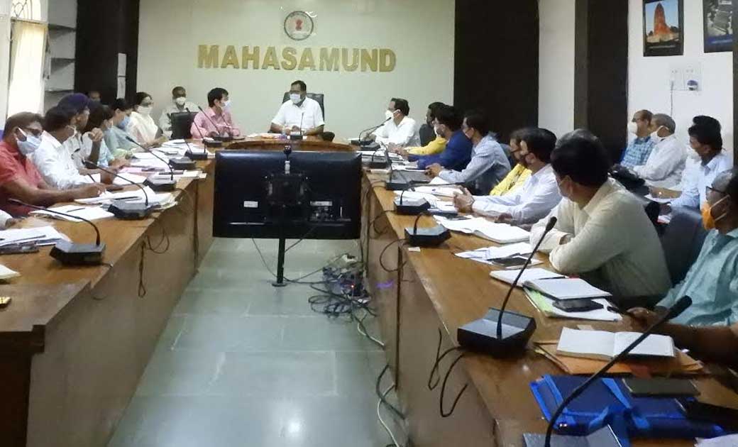 महासमुंद : कलेक्टर ने दिये जनता से जुडे विभाग के अधिकारियों ... - CG Sandesh