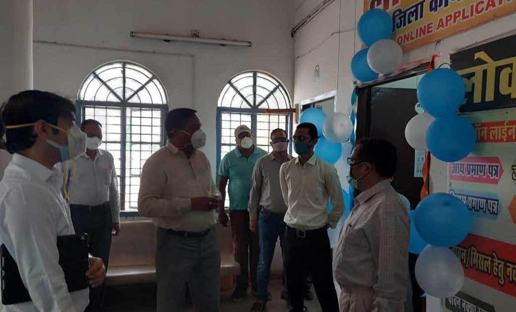 महासमुंद : कलेक्टर सिंह ने किया आधार सेवा केन्द्र का फीता का... - CG Sandesh