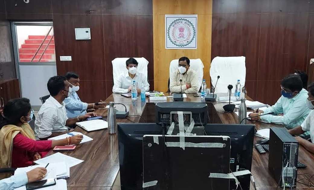 कलेक्टर डोमन सिंह ने बसना विकासखण्ड के अधिकारियों की ली बैठक... - CG Sandesh