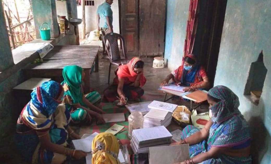 रायगढ़:- प्रिटिंग प्रेस का काम शुरू कर महिलाओं ने बदली किस्मत... - CG Sandesh