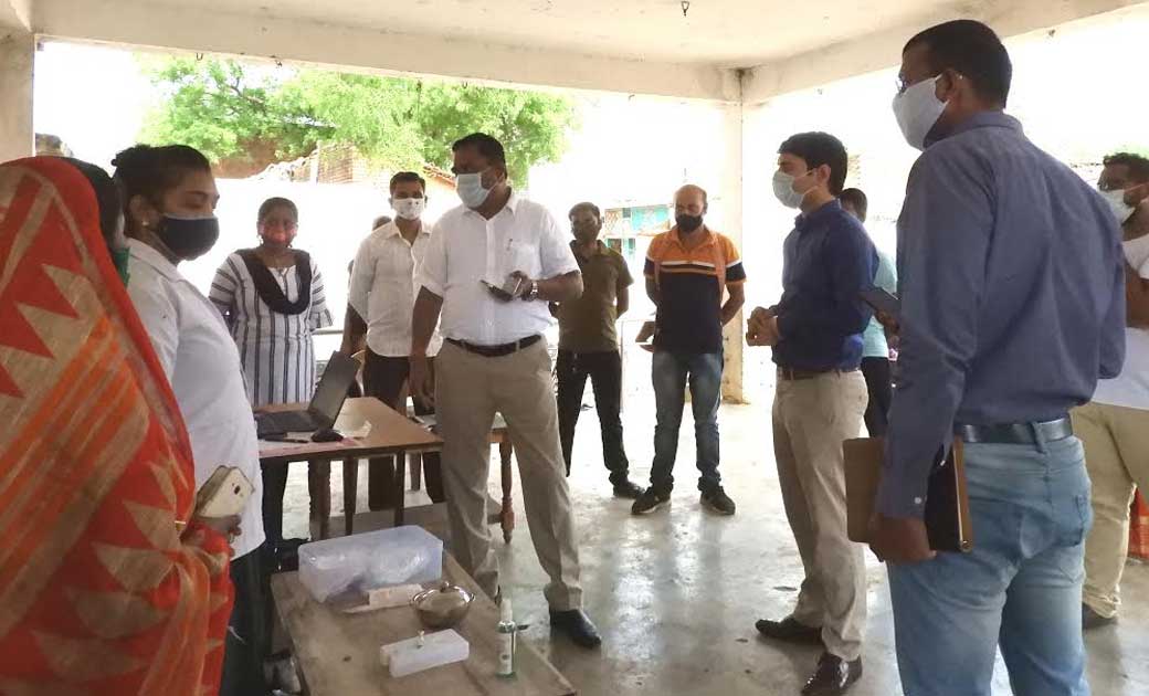 महासमुंद : कलेक्टर  सिंह ने किया  टीकाकरण केन्द्रों का आकस्म... - CG Sandesh