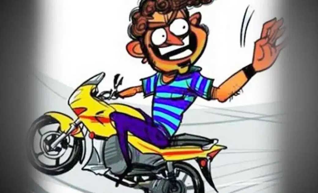 अज्ञात चोरों द्वारा पार कर दी गई घर के सामने रखी मोटरसायकल.