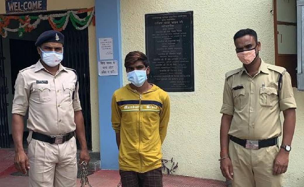 गरियाबंद पुलिस की बडी कार्यवाहीथाना राजिम में तलवार लहराते द... - CG Sandesh