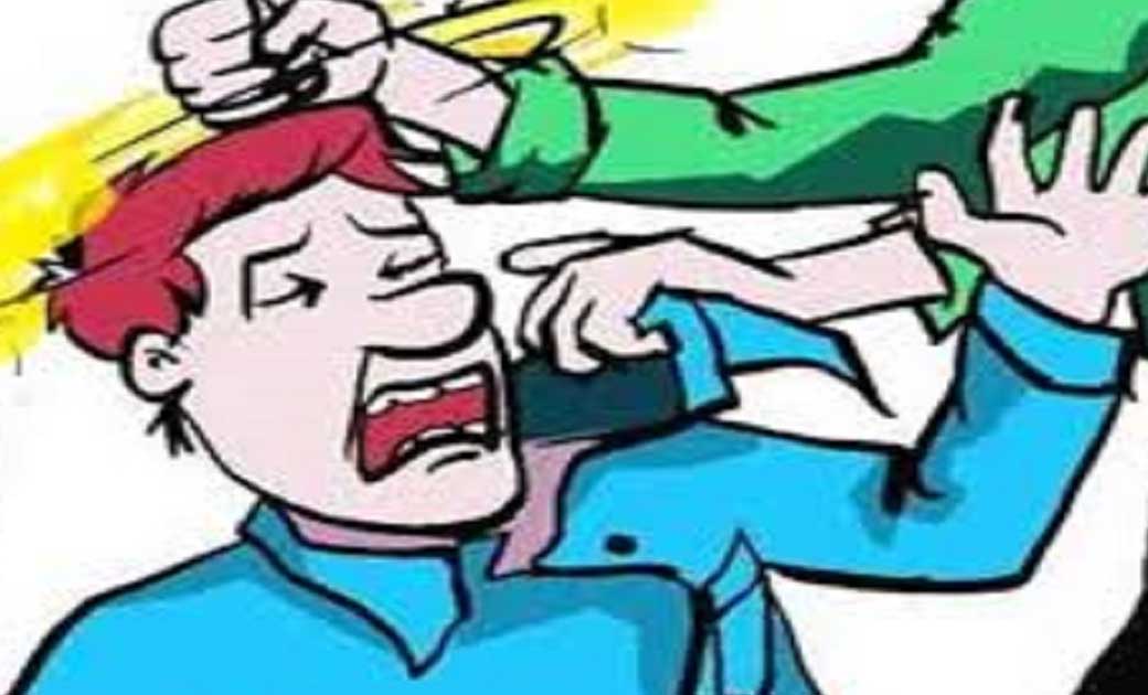 कांकेर : शराब पीकर पत्नी के सहकर्मी से की मारपीट. 